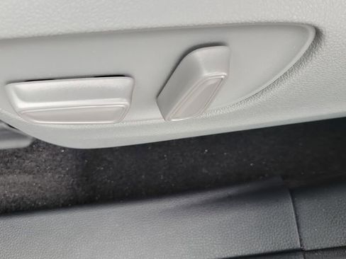 Used 2023 Toyota Highlander LE image 19