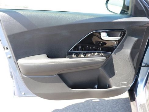 Used 2022 Kia Niro EX Premium FWD image 10