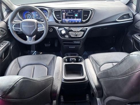 Used 2025 Chrysler Pacifica Select image 25