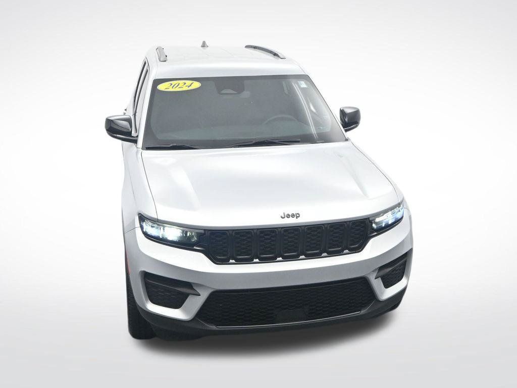 Used 2024 Jeep Grand Cherokee Altitude RWD image 34