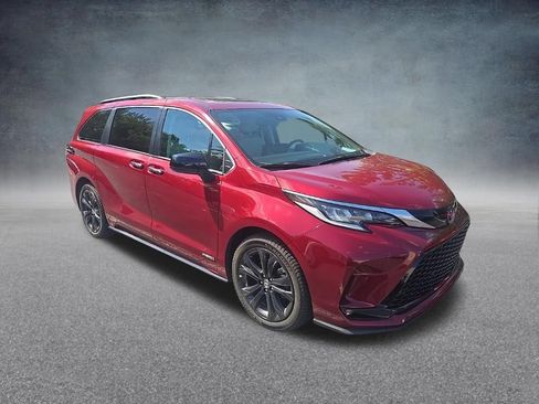 Used 2021 Toyota Sienna XSE w/ XSE Plus Package FWD image 2