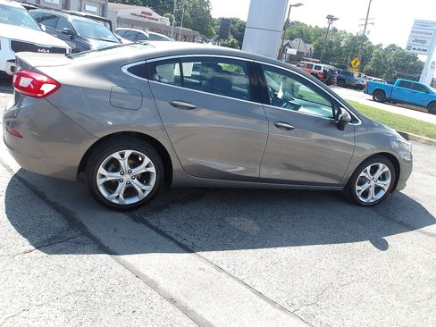 Used 2017 Chevrolet Cruze Premier w/ Enhanced Convenience Package FWD image 8
