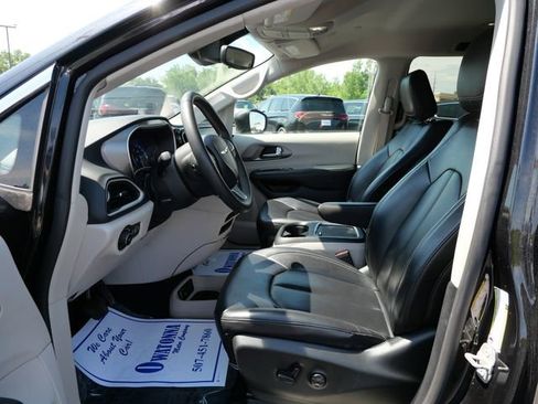 Used 2023 Chrysler Pacifica Touring-L FWD image 7