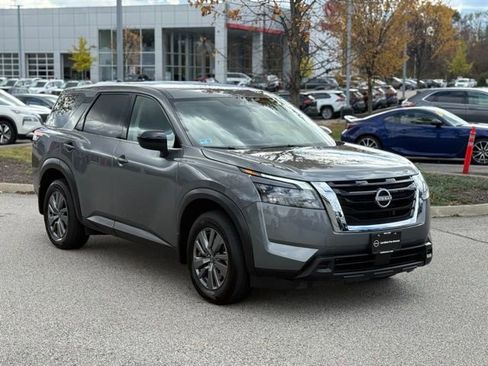 Used 2025 Nissan Pathfinder S image 3
