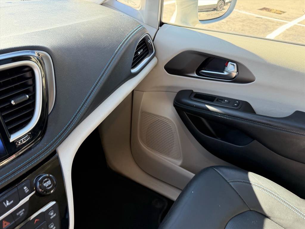 Used 2021 Chrysler Pacifica Touring-L FWD image 14