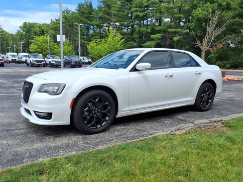 Used 2023 Chrysler 300 Touring L w/ Popular Equipment Group AWD/4WD image 5