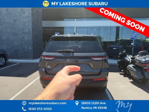 Used 2025 Jeep Grand Cherokee Altitude AWD/4WD image 4