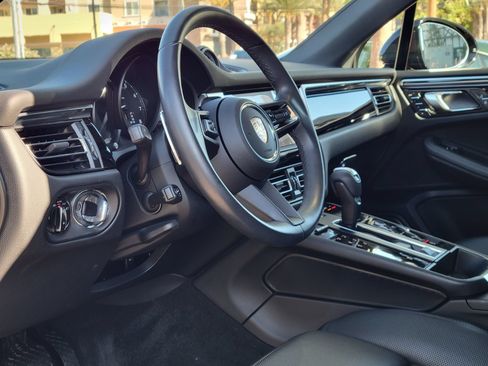 Certified 2024 Porsche Macan AWD/4WD image 4