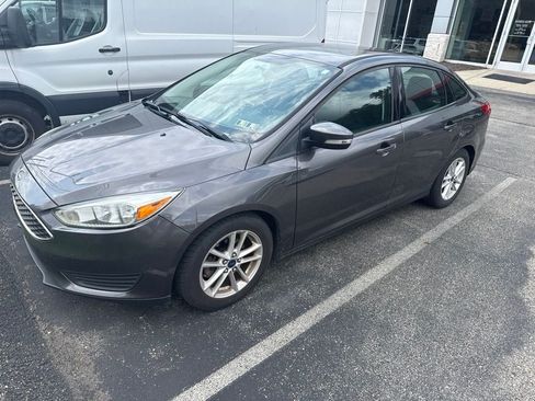 Used 2015 Ford Focus SE FWD image 2