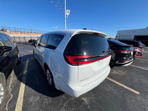 Used 2023 Chrysler Pacifica Touring-L image 3