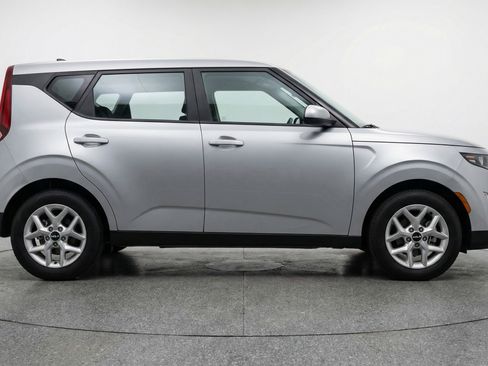 Used 2025 Kia Soul LX w/ LX Technology Package image 9