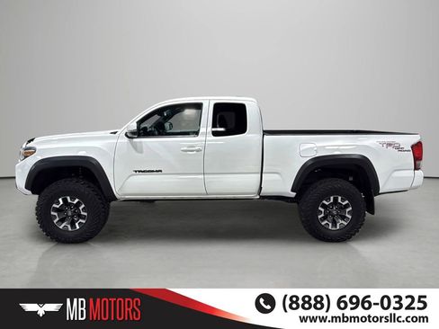 Used 2017 Toyota Tacoma TRD Off-Road AWD/4WD image 7