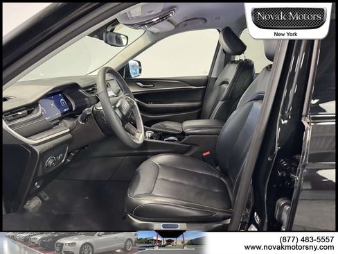 Used 2023 Jeep Grand Cherokee Limited w/ Black Appearance Package AWD/4WD image 14