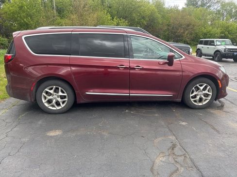 Used 2020 Chrysler Pacifica Touring-L w/ Tire & Wheel Group FWD image 3