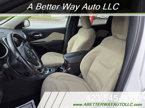 Used 2016 Jeep Cherokee Latitude FWD image 7
