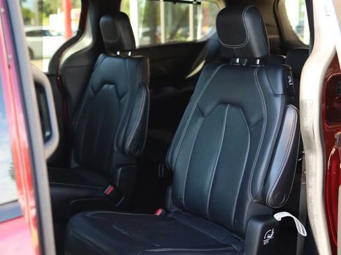 Used 2019 Chrysler Pacifica Touring-L w/ Advanced Safetytec Group FWD image 29
