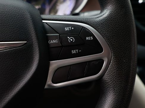 Used 2017 Chrysler Pacifica LX image 33