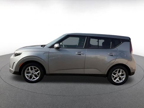 Used 2025 Kia Soul LX w/ LX Technology Package FWD image 9