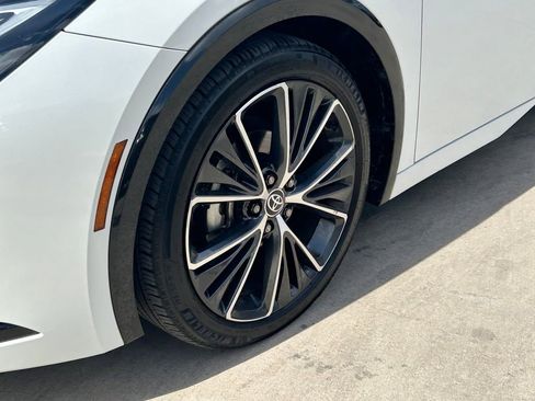 Used 2025 Toyota Prius XLE image 9