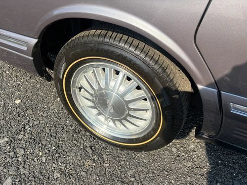 Used 1995 Lincoln Town Car Signature RWD image 19