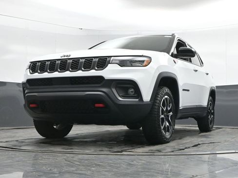 Used 2025 Jeep Compass Trailhawk AWD/4WD image 43