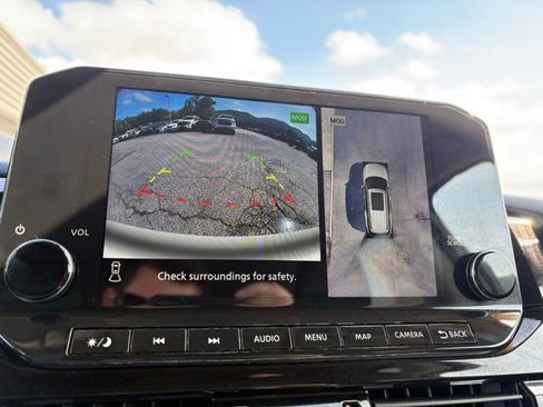 Used 2023 Nissan Pathfinder SL FWD image 5