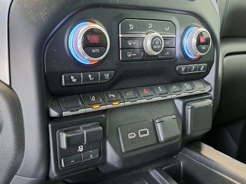Used 2022 GMC Sierra 2500 SLT w/ SLT Preferred Package AWD/4WD image 17