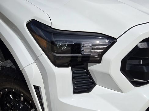 Used 2025 Toyota Tacoma SR5 AWD/4WD image 9