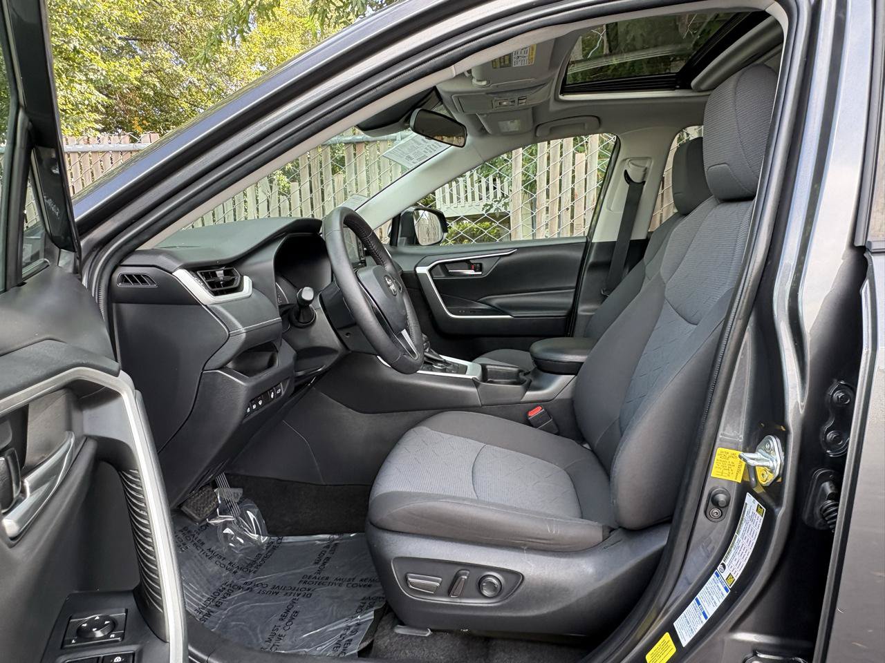 Used 2021 Toyota RAV4 XLE w/ Convenience Package AWD/4WD image 4