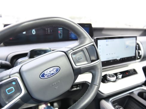 Used 2025 Ford Expedition Active image 26