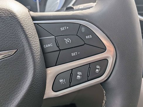 Used 2024 Chrysler Pacifica Touring-L FWD image 25