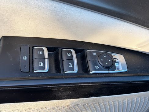Used 2024 Kia Carnival LX FWD image 8