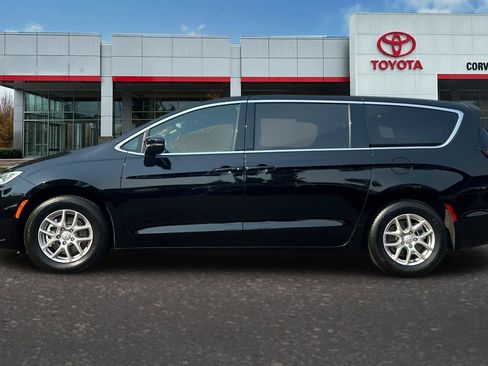 Used 2025 Chrysler Pacifica Select FWD image 7