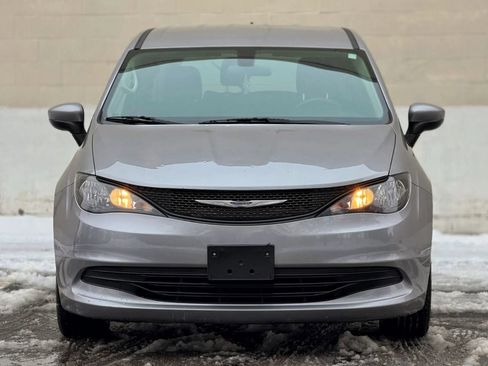 Used 2020 Chrysler Voyager L FWD image 4