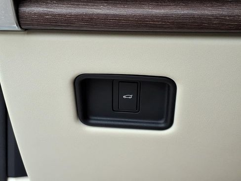Used 2025 Land Rover Range Rover SE AWD/4WD image 19