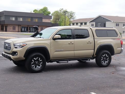 Used 2019 Toyota Tacoma TRD Off-Road AWD/4WD image 10
