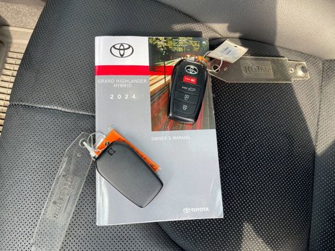Used 2024 Toyota Grand Highlander AWD Hybrid image 9