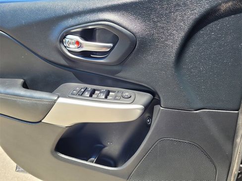 Used 2018 Jeep Cherokee Latitude Plus w/ Cold Weather Group image 14