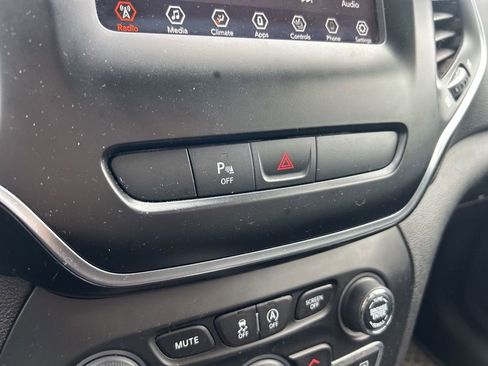 Used 2019 Jeep Cherokee Latitude Plus w/ Comfort/Convenience Group image 15