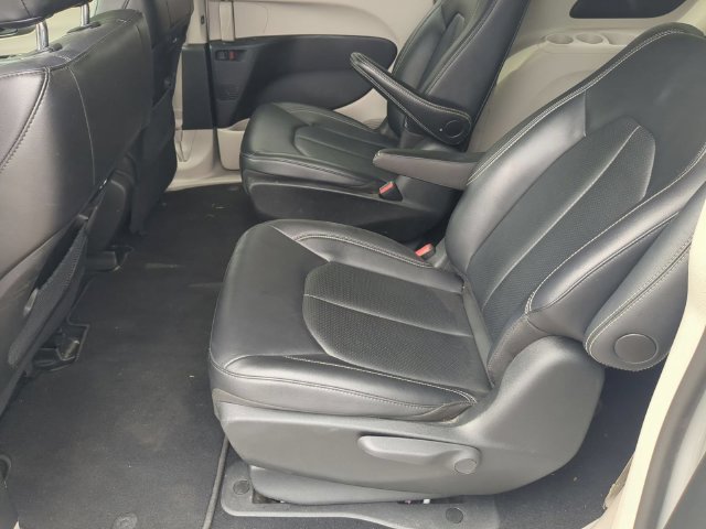 Used 2024 Chrysler Pacifica Limited FWD image 19