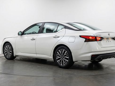 Used 2025 Nissan Altima 2.5 SV FWD image 6