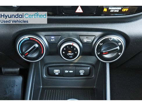 Certified 2025 Hyundai Venue SE image 27