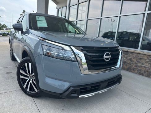 Used 2023 Nissan Pathfinder Platinum FWD image 2