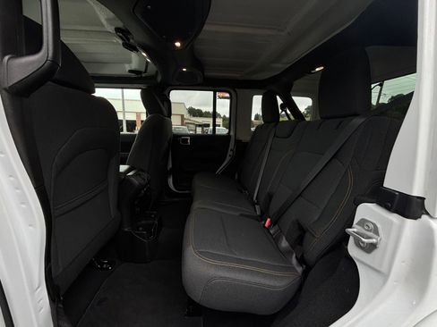 Used 2025 Jeep Wrangler Unlimited Sahara AWD/4WD image 26