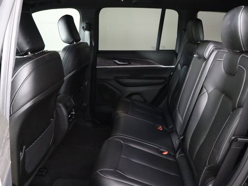 Used 2024 Jeep Grand Cherokee Limited w/ Black Appearance Package image 17