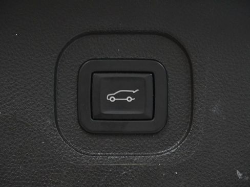 Used 2016 Chevrolet Equinox LTZ w/ Enhanced Convenience Package image 11