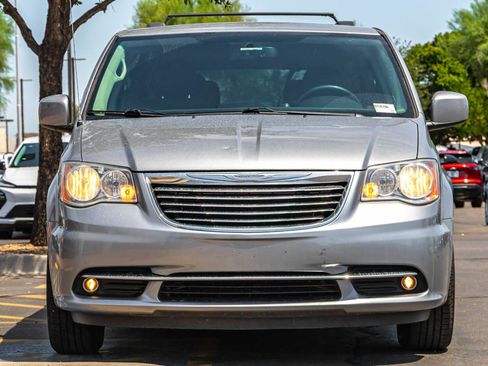 Used 2016 Chrysler Town & Country Touring FWD image 4