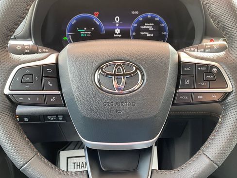 Used 2025 Toyota Sienna Platinum image 30