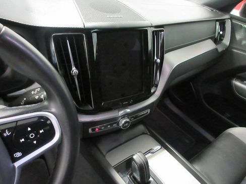 Used 2022 Volvo XC60 B5 R-Design w/ Advanced Package AWD/4WD image 25