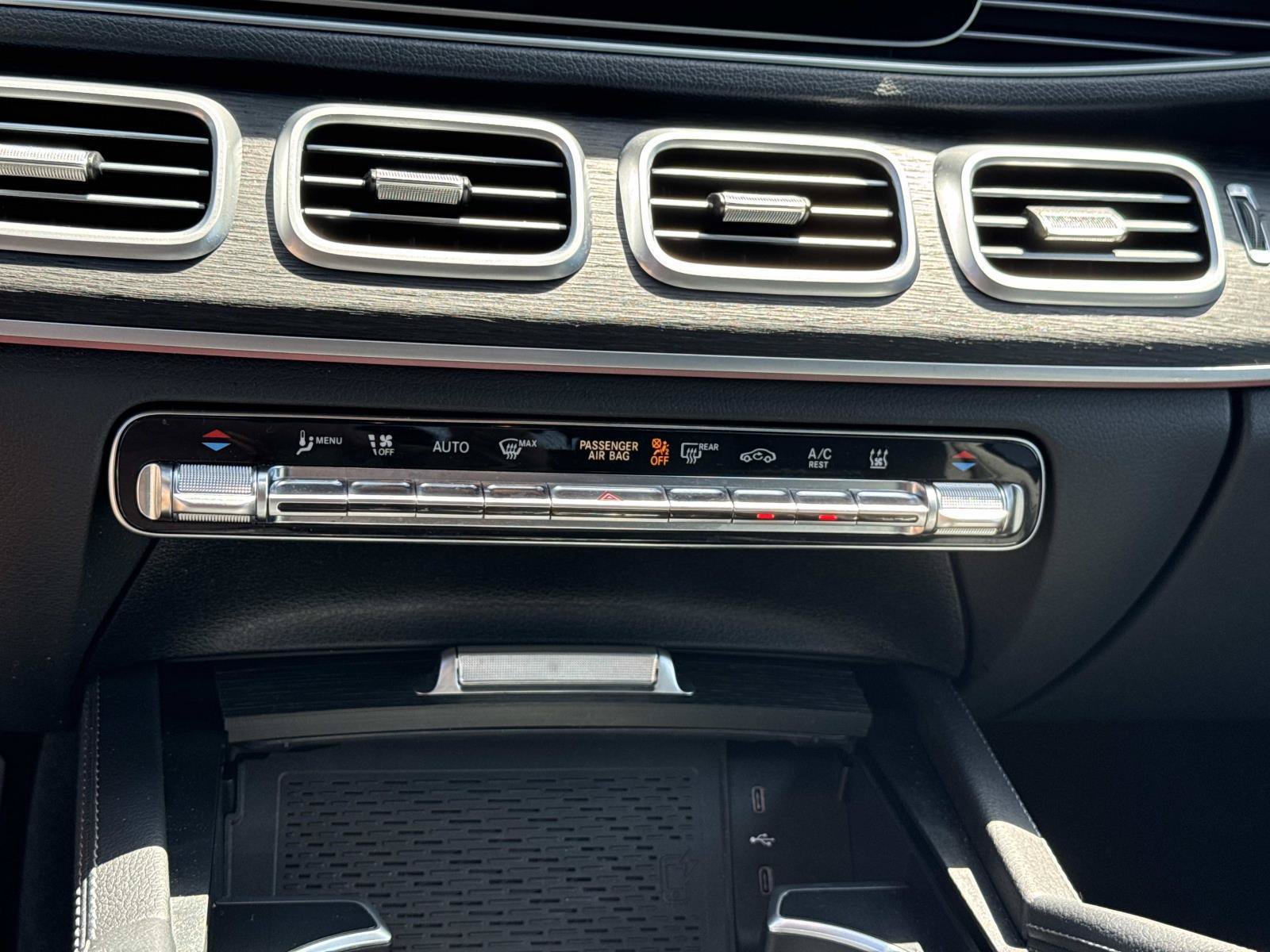 Used 2025 Mercedes-Benz GLE 450e 4MATIC w/ Driver Assistance Package image 24